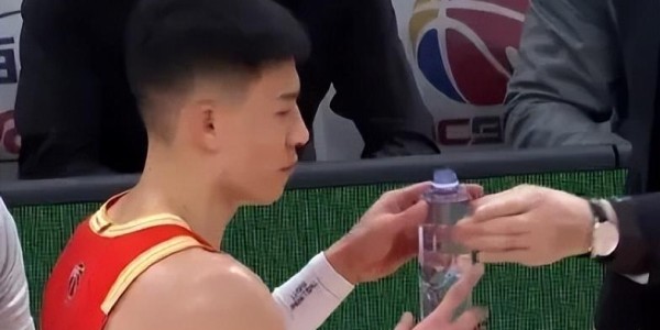 九游手游中心-林秉圣统治攻守，谁注意王博？下场后亲自递水，早该这样了！
